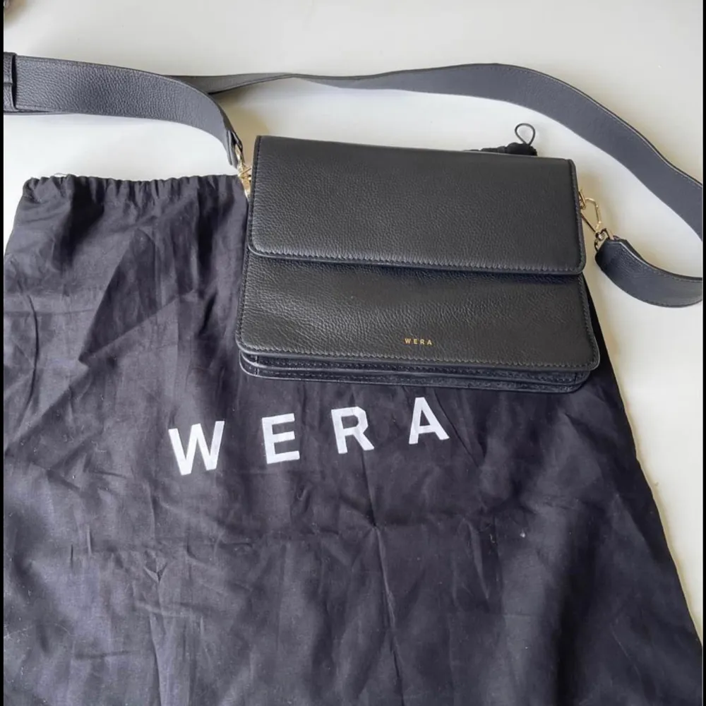 Helt ny väska med dustbag från Wera Stockholm köptes på Åhléns i city. Nypris 899kr äkta läder . Väskor.