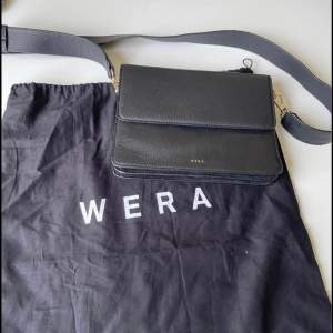 Helt ny väska med dustbag från Wera Stockholm köptes på Åhléns i city. Nypris 899kr äkta läder 