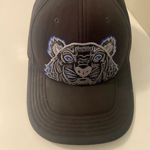 Kenzo keps - Kenzo keps i bra skicka, ny pris 1300 säljer den för 700 men pris kan diskuteras