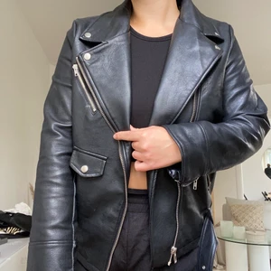 Skinnjacka NA-KD,  strl 38  - Snygg oversize skinnjacka perfekt till hösten! Lite sliten i nedre högerarmen. (Se bild 1) Fraken står köparen för 