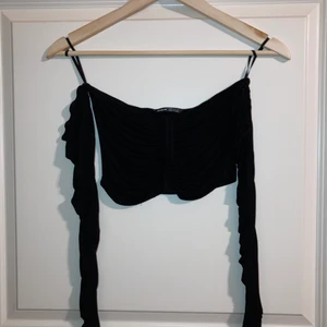 Svart tröja från Shein storlek xs  - En jätte fin svart festlig top från shein i storlek xs som man kan justera med hjälp av snörena vid magen som kan få den att bli lite längre, ej använd 
