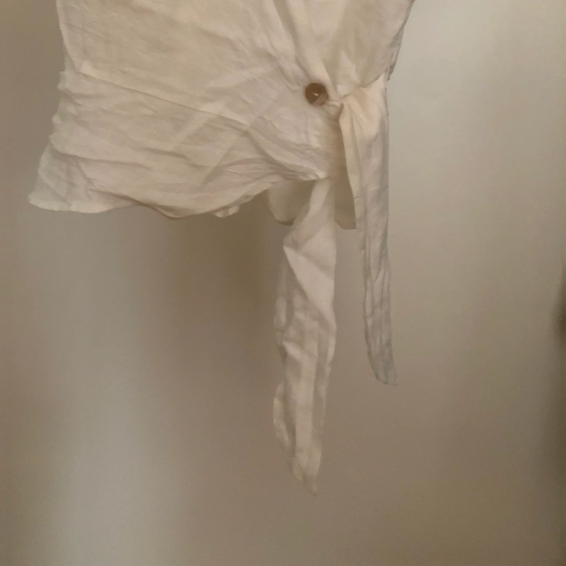 Blus med volangdetalj - 91