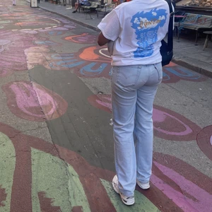 Levis blåa  - Ljusblåa Levis, strl 32/34. Öppna vid knäna & lite ripped detalj bak. I använt skick!