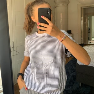 Randig t-shirt - Vit/mörkblå, randig t-shirt med lite högre hals💕 köparen står för frakt<3