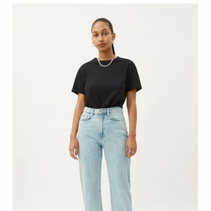 Jeans - Snygga ljus blå jeans från weekday. Modell ROWE, vida/lite raka. Storlek W25 L30. Jättefina jeans men säljer pågrund av att det blivit förkorta för mig. Sista bilden är tagen på kvällen så den visar inte riktigt jeansens rätta färg. Men skriv om du vill ha fler bilder. FRAKT INGÅR