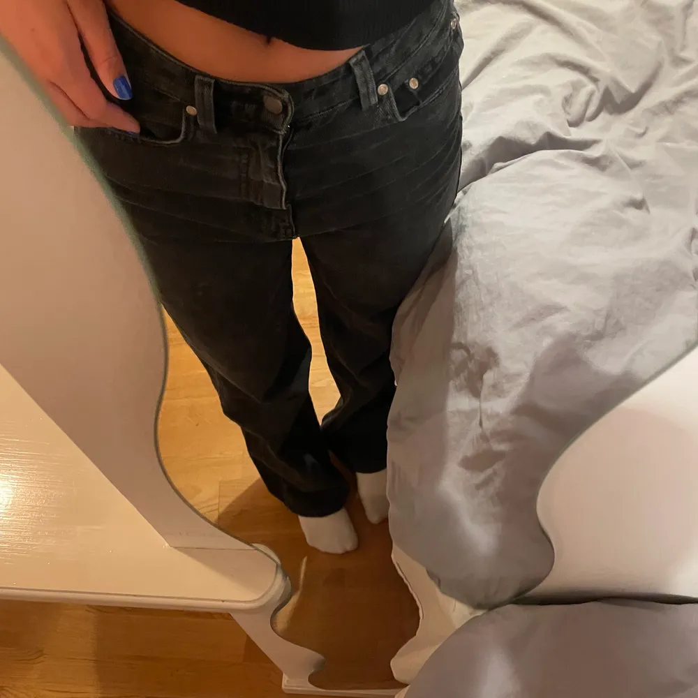 Gråasvarta jeans från stradivarius i storlek 36, jag är nästan 170 och de går ner till marken på mig. Knappt använda så superbra skick! Modellen heter ”long straight fit”. Jeans & Byxor.