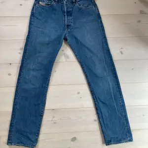 Ett par snygga mid waiste disel jeans köpta secondhand, så dom är i använt skick. Påminner om Levis 501:or i passform och material. (Frakt tillkommer).