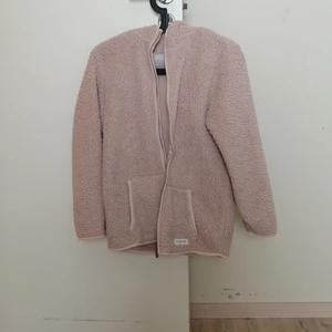 Rosa tjocktröja  - En fluffig rosa tjocktröja med luva från lager 157. Tjocktröjan har luva och två fickor, tjocktröjan är bra när det är kallt och är i bra skick. 