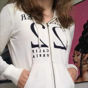 one of my favotite hoodies for so lon!!! so comfortable and it goes with everything!! it is in good condition :))