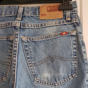 Mid Rise jeans - Säljer dessa mid Rise jeansen från Mustang då dem inte används längre. Väldigt lika zara mid Rise jeansen. På bilden sida.2 är jag ungefär 170cm:) (frakten ingår ej i priset)