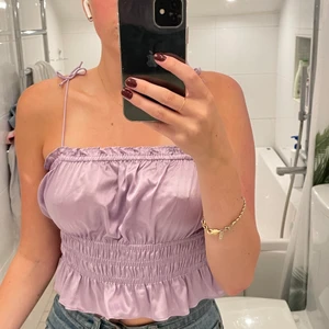 Satin topp - Ljuslila satin topp med ljusterbara band. Passar Xs-M då den är väldigt stretchig. Gratis frakt! 📦 