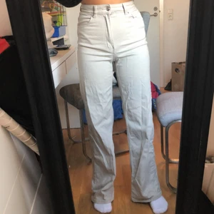beiga/gråa vida jeans - ca ett halvår gammla, bra skick förutom med en fläck på bakre delen av byxan som ej går bort, vida jeans.