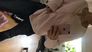 Kofta - Sorry för att bilderna hamnade åt fel håll! Ljusrosa mönstrad kofta med knappar.  Bra skick. Kom privat för mer information eller intresse.