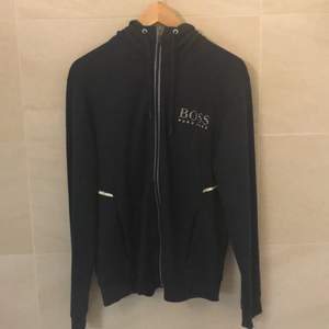 Snygg hoodie från hugo boss, nyskick knappt använd. Nypris 1100kr