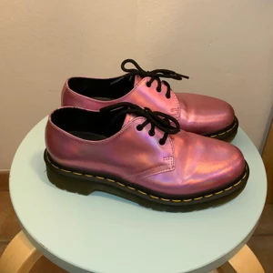 dr martens rosa holografiska skor stl37 - Har använts max 2ggr och är impregnerade, säljer dem pga att de aldrig passat mig 🤧 det finns lite avmärking på vänstra framsida. Pris går såklart att diskutera.