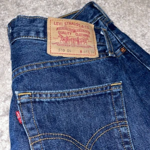 Säljer ett par mörkblå Levis Jeans  - Mörkblå Levis Jeans som sitter perfekt på en S/M på byxor, sitter svin bra över höfterna och midjan. Själv är jag en M och dom sitter ganska bra. Jätte bra pass form! 
