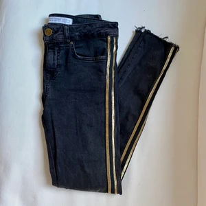 Jeans från zara med fina revärer i guld  - Superfina mörk grå stretchjeans från Zara. Slimfit modell.väldigt fin tvätt.  