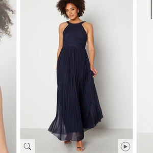 Balklänning från bubbleroom  - Säljer nu min super fina marinblåa balklänning från Bubbleroom. Nypris 999kr💗 använd 1 gång 