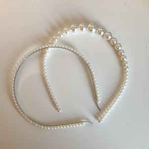 diadem  - aldrig använda, bra skick, vita pärlor, olika storlekar på pärlorna på ena diademet.