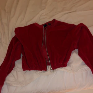 cropped zipup - jättesöt och mjuk cropped röd zipup från urban outfitters, bara andvänt en gång. meddela mig om eventuella frågor. köparen står för frakten💕