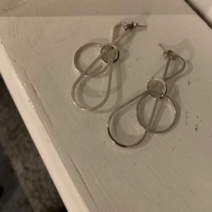 Evfa Attling örhängen - Evfa Attling örhängen. Dessa heter Loopiloop och är inte använda mycket. Nypris 2300kr.