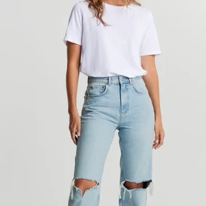 Jeans - Säljer mina jeans från ginatricot som ja köpte för nästan ett år sedan, de har tyvärr inte kommit till så stor användning och känner därför att sälja dem💕storlek 36 men funkar även på 38