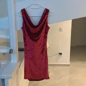 En röd samet klänning