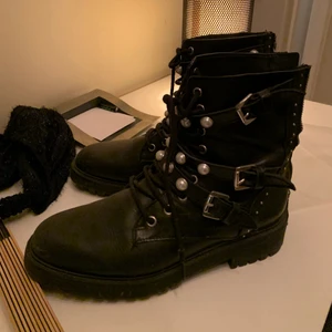 Zara boots - Boots från Zara. Storlek 37. Använda men har väldigt mycket kvar att ge. Lossnat en pärla på insidan men inget som man tänker på när dem är på. 