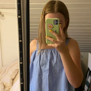 Randigt linne  - Gulligt linne från zara använd max 3 gånger. Barn storlek 164 men passa xs-m eftersom den är töjbar. Köparen står för frakten som är 66kr! 