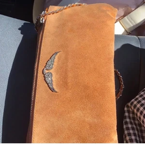 Zadig väska - Säljer denna sjukt snygga och unika Zadig Voltaire väskan😍användes väl, köp vid snabb affär. skriv privat om det är några frågor💖💖💖