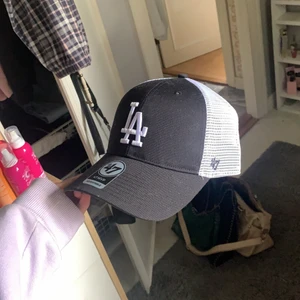 Keps - Kepsen jag älskar!!! Men behöver pengar så säljer den. För fler bilder eller frågor är det bara att fråga mig så kan jag fixa det💗💗