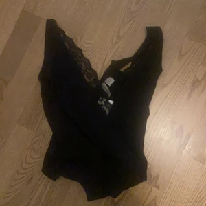 Svart body med spets  - Svart body med spets från hm, aldrig använd o prislappen är kvar, storlek S
