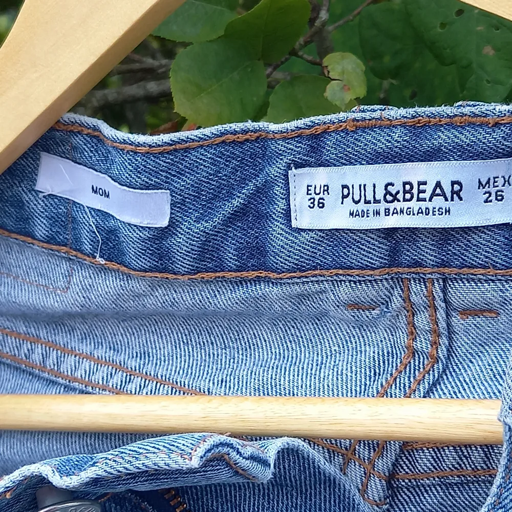 Säljer ett par Mom jeans från pull&bear str 36. Älskar dessa men tycker inte att jag passar så bra i de längre :( säljs för 60 kr + frakt! Pris kan diskuteras 🤝. Jeans & Byxor.