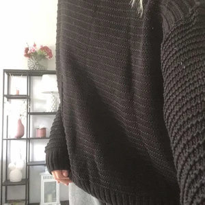 Stickad tröja  - Budgivning på En jätte fin stickad tröja från hm ❣️ Passar perfekt nu till hösten och är i bra skick. Om ni vill ha direkt köp eller har några frågor kontakta mig. Annars är det bara att buda på. Buda alltid 10kr och uppåt 💓 Betalningen sker via swish och köparen står för frakten. 💖 