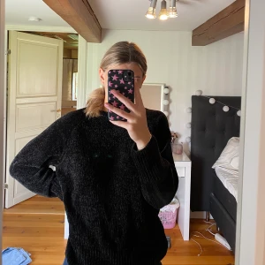 svart tröja i mjuktmaterial - en svart sweatshirt i mjuktmaterial från kappahl i storlek medium .väldigt fint skick 