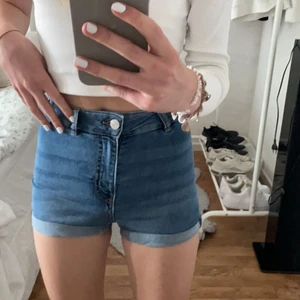 Jeansshorts  - Ett par jeansshorts i skönt & strechigt material💕  nästan oanvända & blivit för korta för mig, går att dra ut de viktiga kanterna