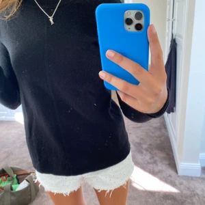 Svart kashmirtröja från &OtherStories! - Säljer min supersnygga och sköna kashmirtröja från OtherStoreis! Väldigt sparsamt använd och i väldigt fint skick (inte nopprig, det är spegeln som är smutsig). Köparen står för frakten☺️💕