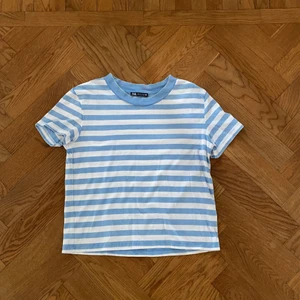 T-shirt - Blå och vit randig t-shirt från zara i storlek s. Använd några fåtal gånger så i väldigt fint skick! 
