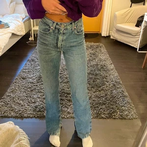 jeans med slits - Raka jeans med slits från stradivarius (strl 32), använda endast 1 gång, annars helt nya. färgen är lite mer blå i verkligheten än på bilderna💙 köparen står för frakten