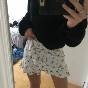 Kjol - Kjol från Nelly som knappt är använd, endast 3-4 gånger. Fin kjol med enkelt print och enkel att styla, super söt under sommaren och när det är sol ute☀️ Nypris: 299kr Mitt pris: 190kr💕💕 köparen står för frakten!! Buda gärna i kommentarerna😊