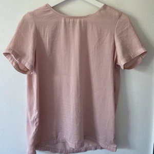 Rosa siden topp - Säljer min rosa siden topp från vila. Säljs för 30kr + 25kr frakt.📦 Skriv för frågor eller om ni är intresserade😊