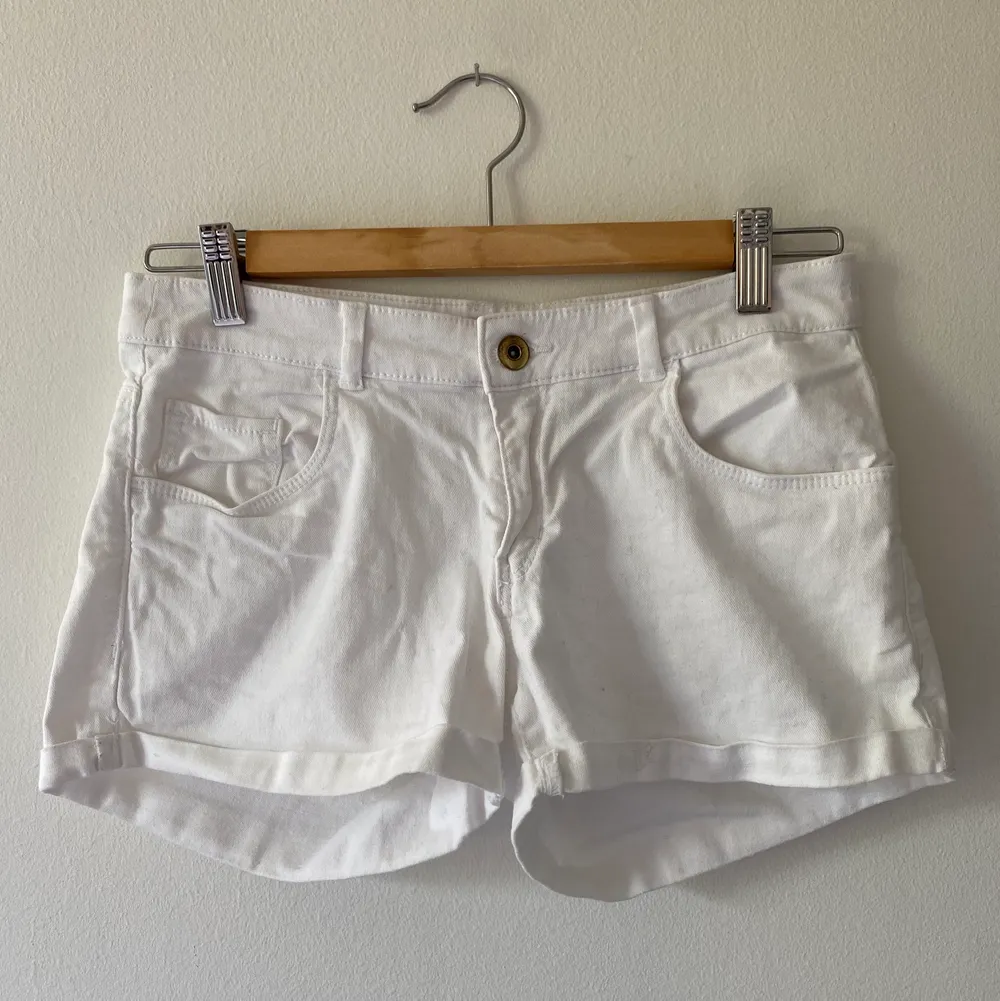 Säljer mina vita jeansshorts från H&M. Säljs för 20kr + 45kr frakt.📦 Skriv för frågor eller om ni är intresserade😊. Shorts.