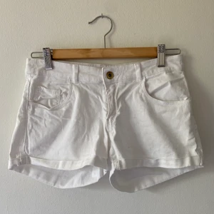 Vita jeansshorts - Säljer mina vita jeansshorts från H&M. Säljs för 20kr + 45kr frakt.📦 Skriv för frågor eller om ni är intresserade😊