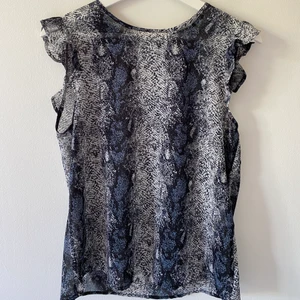 Melerad topp - Säljer min melerade topp från only. Säljs för 30kr + 25kr frakt.📦