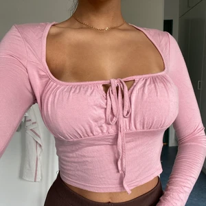 Rosa långärmad topp - Säljer denna söta topp pga aldrig kommit till användning. Materialet är jättebekvämt och även stretchigt. Paketet skickas spårbart om inte annat begärs, finns även möjlighet till att mötas upp. Köparen står för frakten.