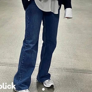 Zara jeans - Mörkblå jeans från zara i storlek 34. Går ända ner till foten på mig som är 170cm trots att jag klippt av dom lite själv. Ser rynkliga ut på bilden men är bara att stryka. Säljer för 150kr+frakt