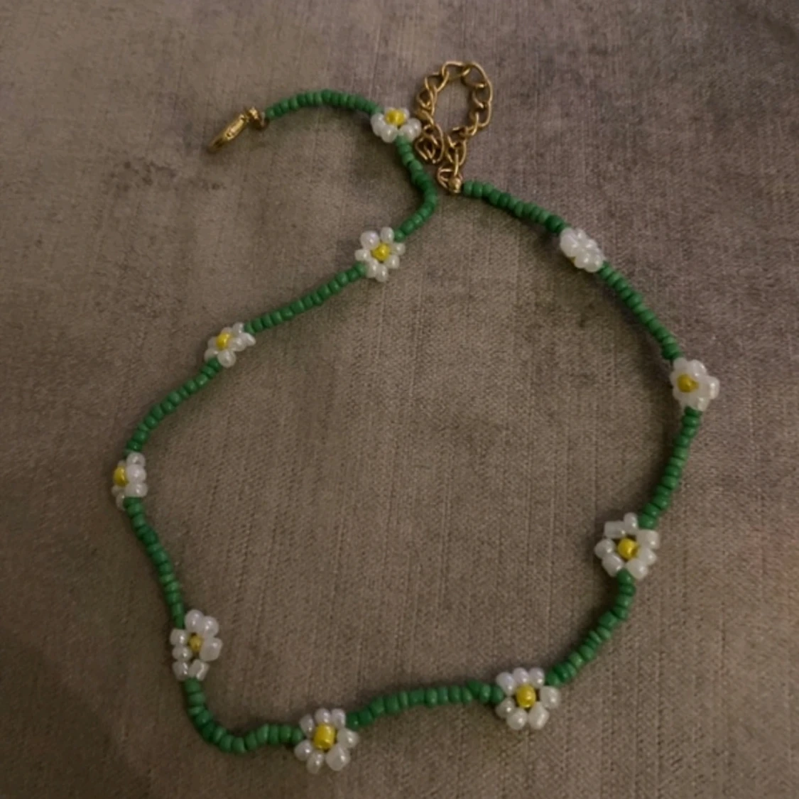 gulligt blommigt halsband