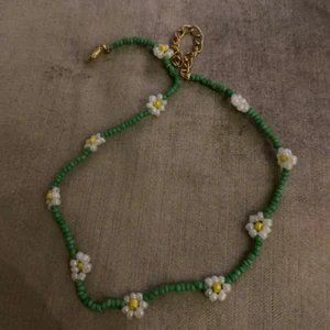 gulligt blommigt halsband - nytt! 