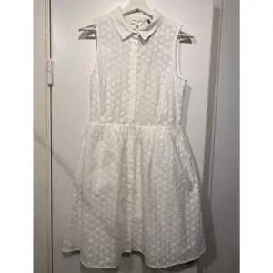 Ny söt, vit klänning med prislapp på. Ett ångrat köp. 399 ordinarie pris. Gömda knappar oct en underklänning så den inte är genomskinlig.