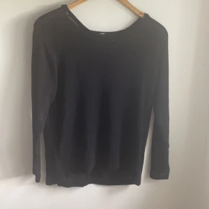 Tunn långärmad tröja  - Tunn långärmad tröja perfekt till varmare höst dagar. Storlek M. Töjbar i materialet, och passar därför alla storlekar 